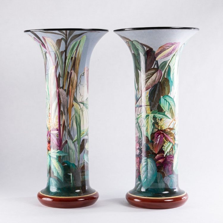 Sarreguemines, Paire de grands vases tubulaires à décor polychrome, XIXe