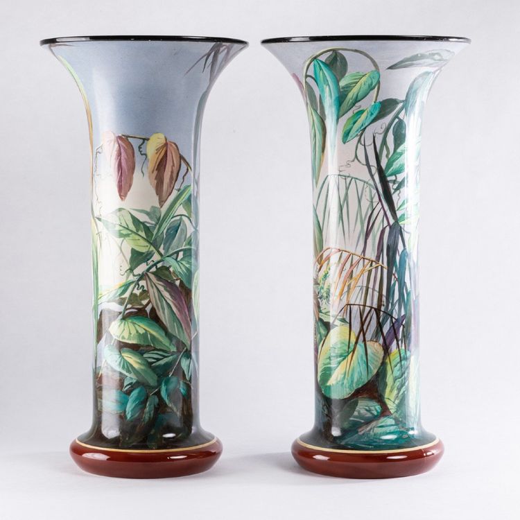 Sarreguemines, Paire de grands vases tubulaires à décor polychrome, XIXe