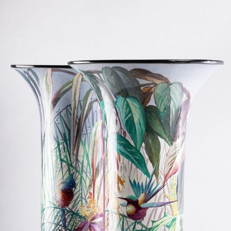 Sarreguemines, Paire de grands vases tubulaires à décor polychrome, XIXe