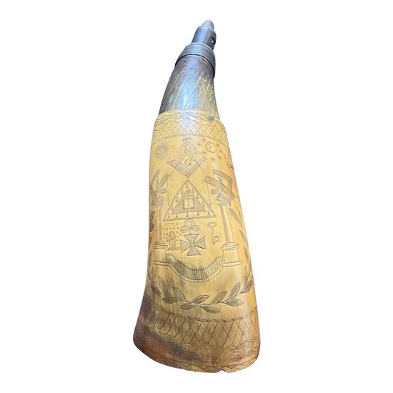 Powder flask in horn entirely engraved with masonic symbols. Beginning of XX century