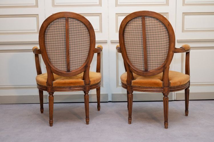 Paire De Fauteuils Cabriolets à Médaillons De Style Louis XVI