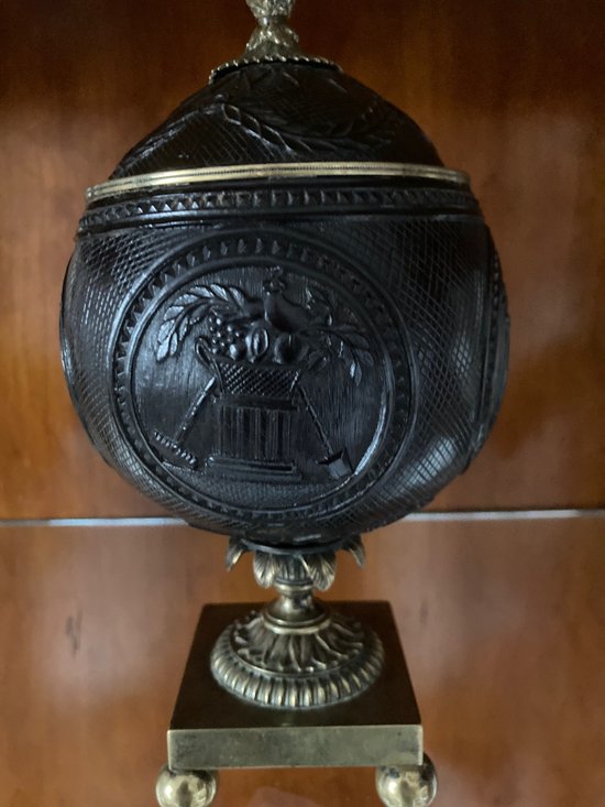 Franc Maçonnerie - Noix de Coco sur un pied en bronze gravé de quatre cartouches - vers 1820-1830