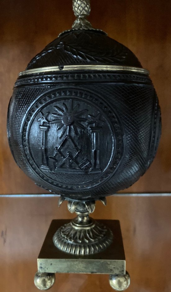Franc Maçonnerie - Noix de Coco sur un pied en bronze gravé de quatre cartouches - vers 1820-1830