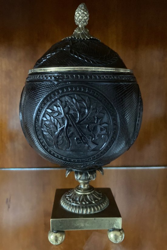 Franc Maçonnerie - Noix de Coco sur un pied en bronze gravé de quatre cartouches - vers 1820-1830