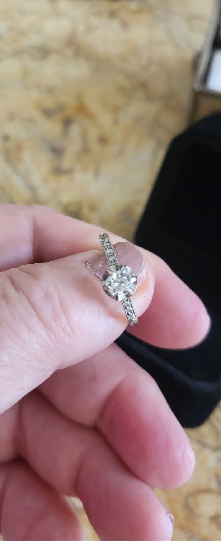 Anello Art Déco in platino con diamanti