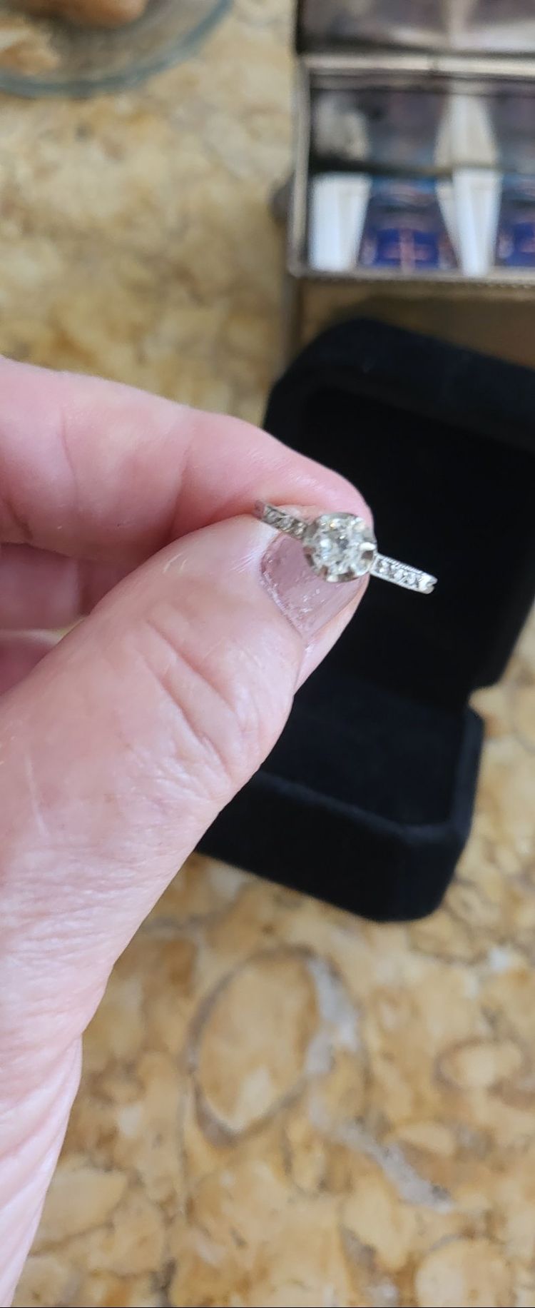 Anello Art Déco in platino con diamanti