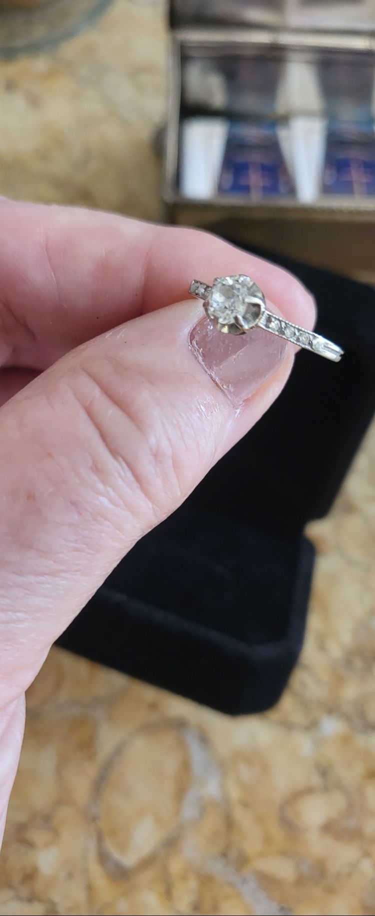 Anello Art Déco in platino con diamanti