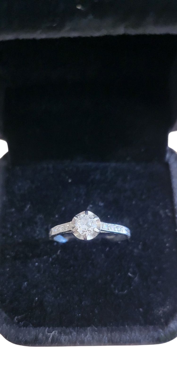 Anello Art Déco in platino con diamanti