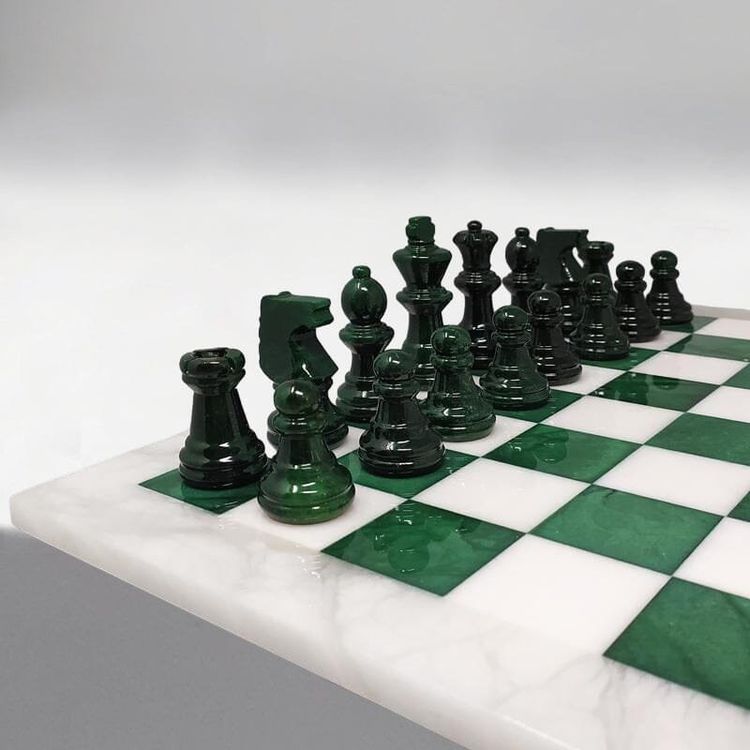 1970s Gorgeous Green and White Chess Set in Volterra Alabaster Handmade Made in Italy (Jeu d'échecs vert et blanc en albâtre de Volterra fait à la main)