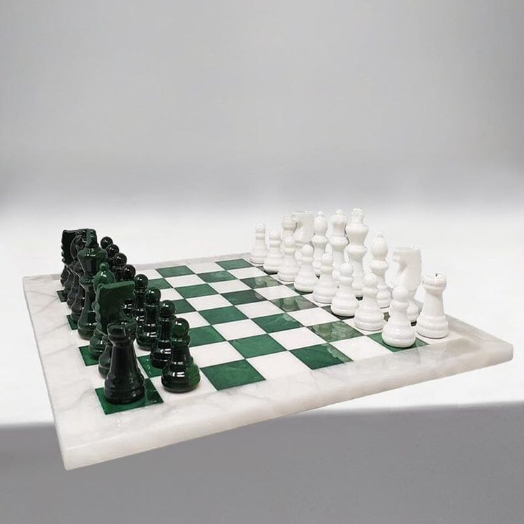 1970s Gorgeous Green and White Chess Set in Volterra Alabaster Handmade Made in Italy (Jeu d'échecs vert et blanc en albâtre de Volterra fait à la main)