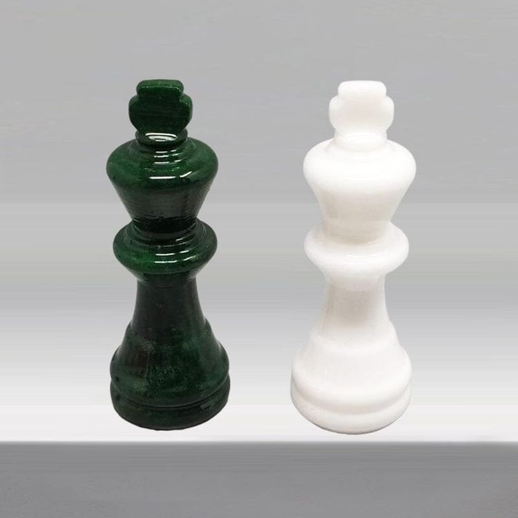 1970s Gorgeous Green and White Chess Set in Volterra Alabaster Handmade Made in Italy (Jeu d'échecs vert et blanc en albâtre de Volterra fait à la main)