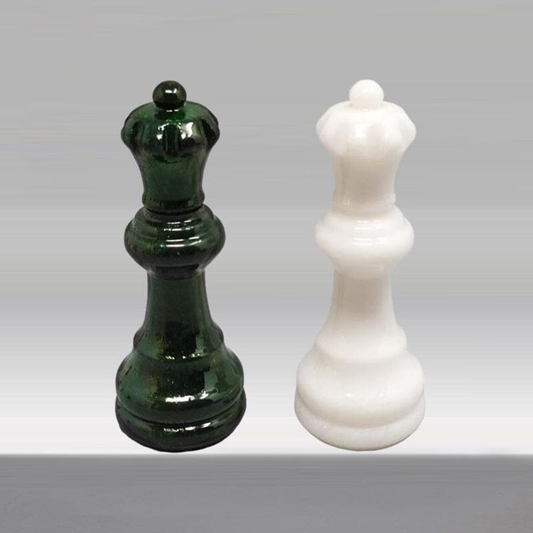 1970s Gorgeous Green and White Chess Set in Volterra Alabaster Handmade Made in Italy (Jeu d'échecs vert et blanc en albâtre de Volterra fait à la main)