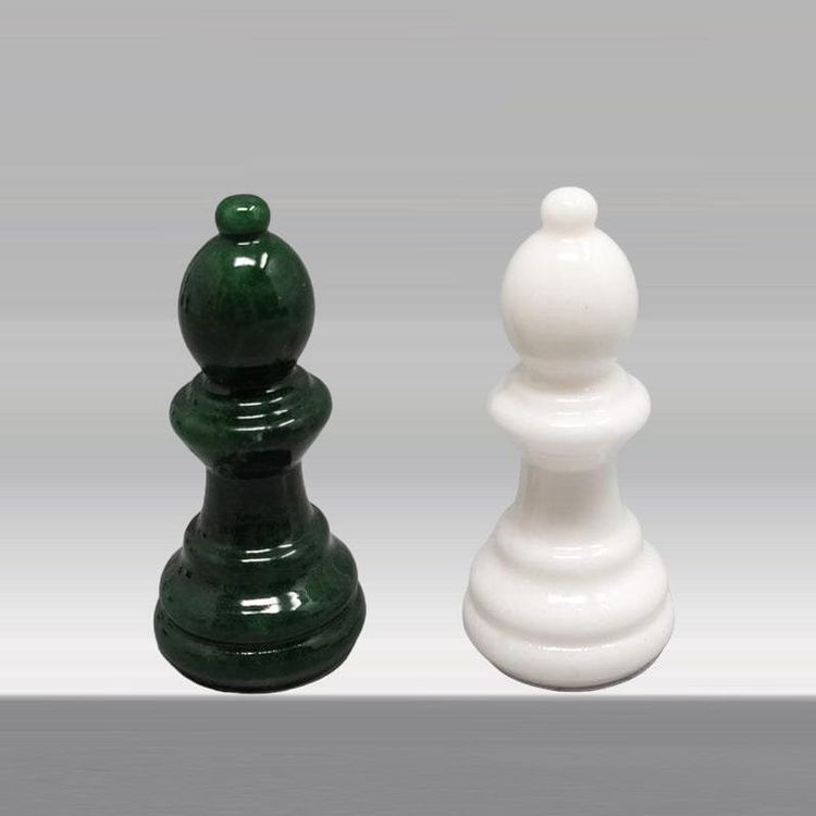 1970s Gorgeous Green and White Chess Set in Volterra Alabaster Handmade Made in Italy (Jeu d'échecs vert et blanc en albâtre de Volterra fait à la main)