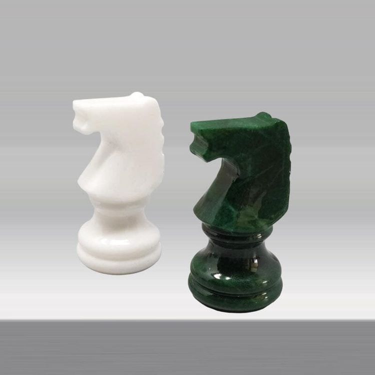 1970s Gorgeous Green and White Chess Set in Volterra Alabaster Handmade Made in Italy (Jeu d'échecs vert et blanc en albâtre de Volterra fait à la main)