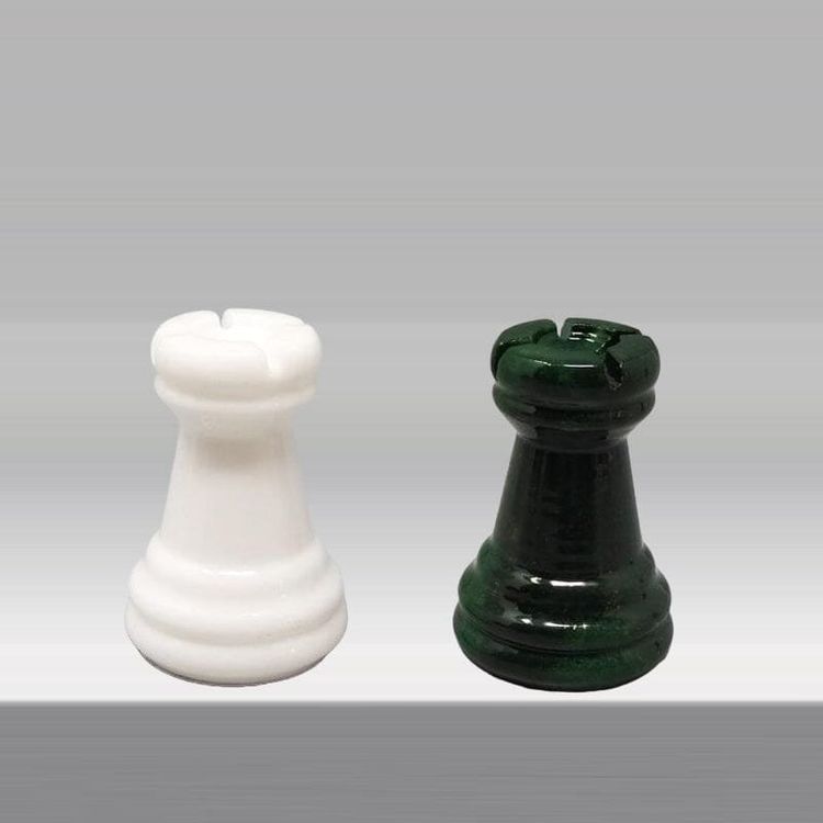 1970s Gorgeous Green and White Chess Set in Volterra Alabaster Handmade Made in Italy (Jeu d'échecs vert et blanc en albâtre de Volterra fait à la main)