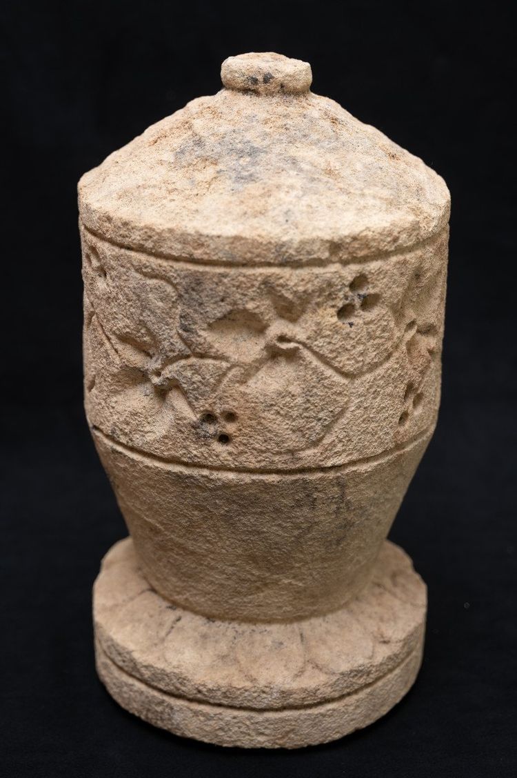 Coppia di urne in pietra calcarea
