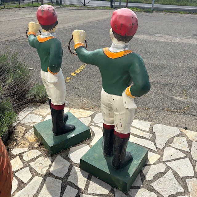 Antica coppia di sculture made in Usa  in ghisa da giardino -Fantini con anello per Cavalli . Mis Al