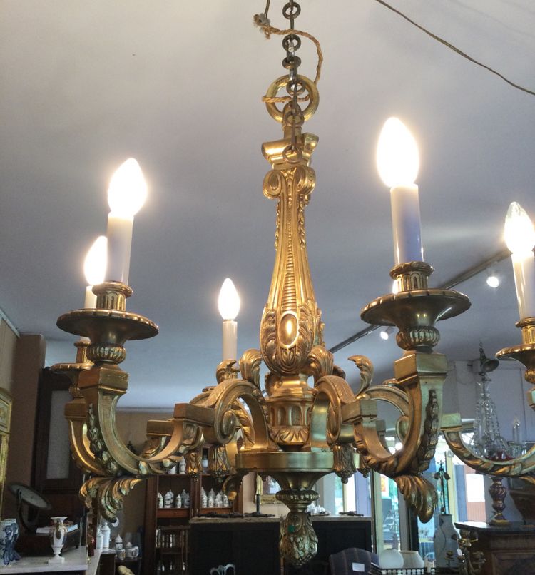 Un lampadario in bronzo dorato.