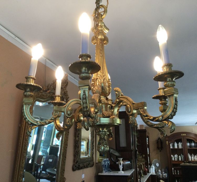 Un lampadario in bronzo dorato.