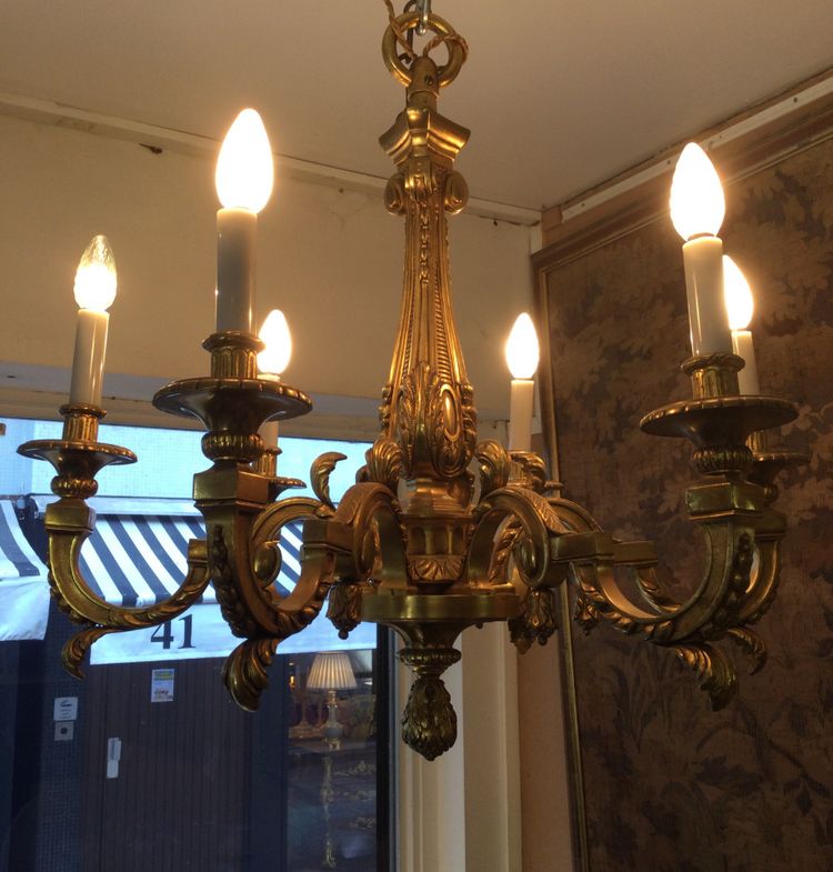 Un lampadario in bronzo dorato.