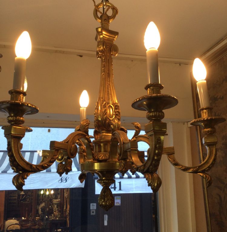 Un lampadario in bronzo dorato.