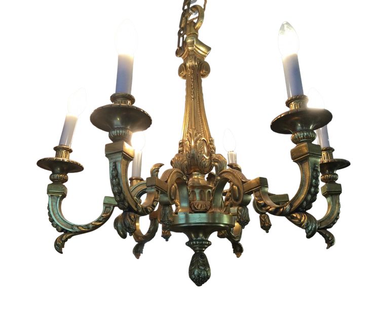 Un lampadario in bronzo dorato.