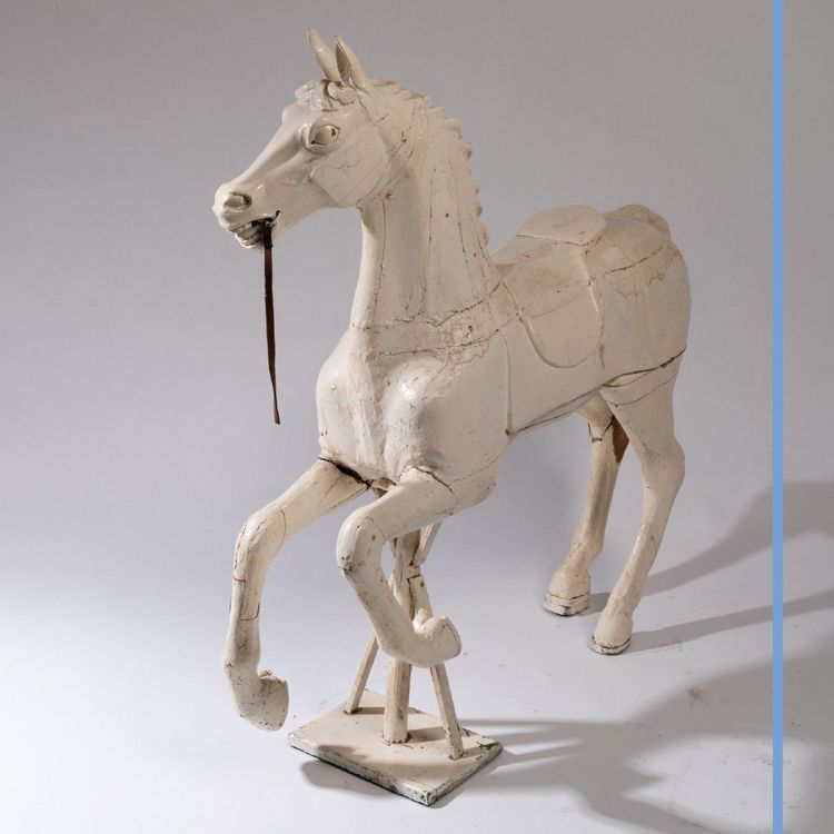 Cheval de manège en bois sculpté et laqué blanc, XXe
