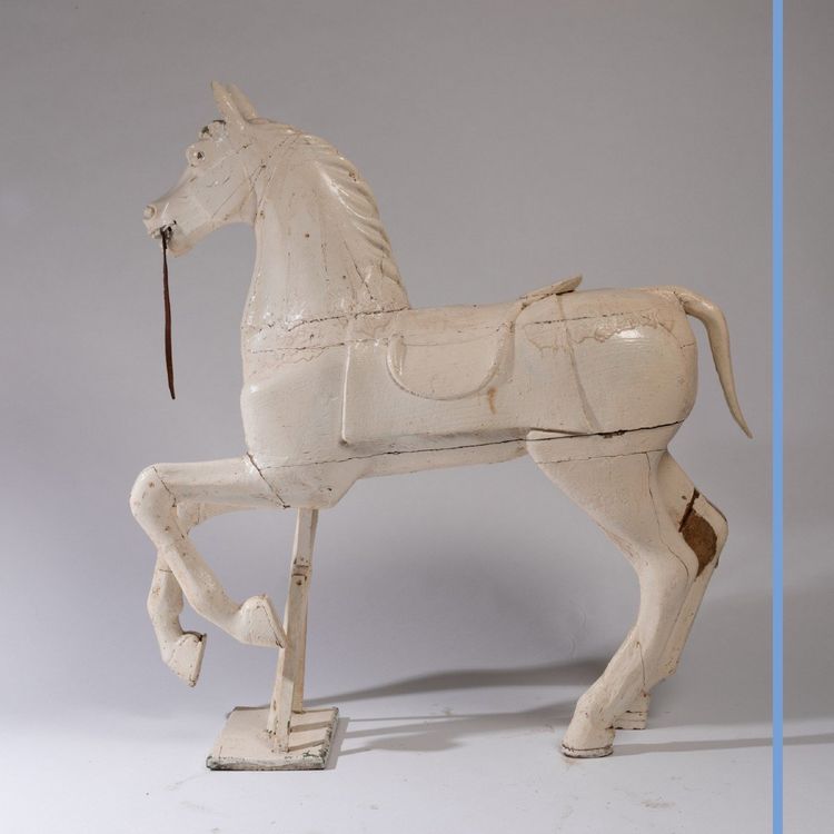 Cheval de manège en bois sculpté et laqué blanc, XXe