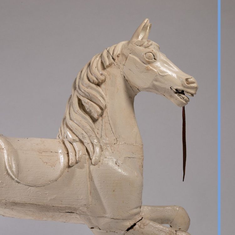 Cheval de manège en bois sculpté et laqué blanc, XXe