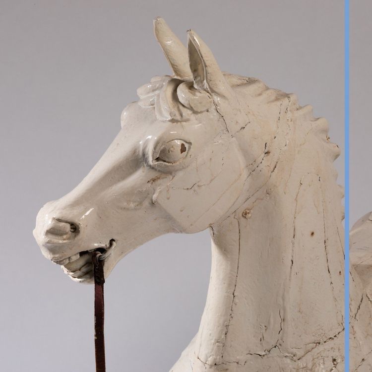 Cheval de manège en bois sculpté et laqué blanc, XXe