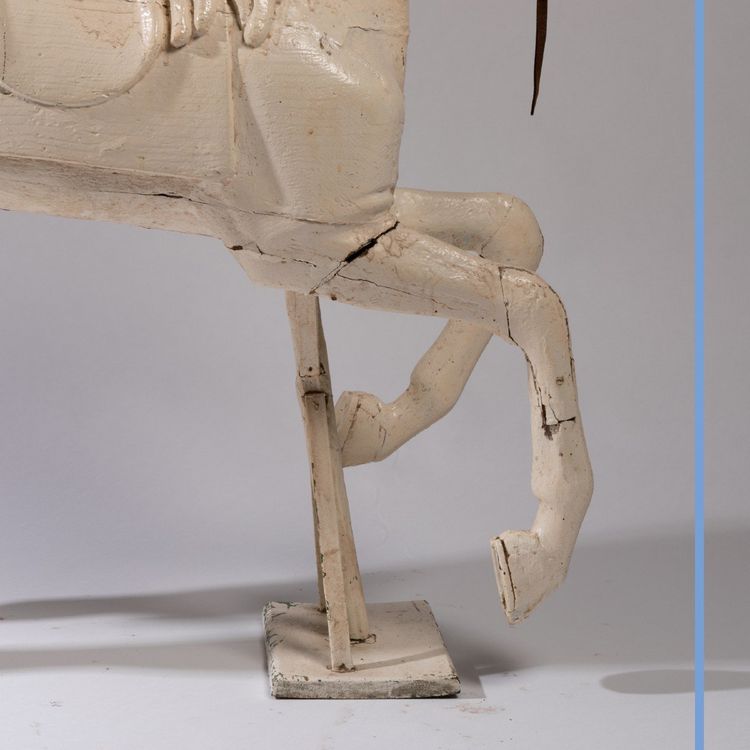 Cheval de manège en bois sculpté et laqué blanc, XXe