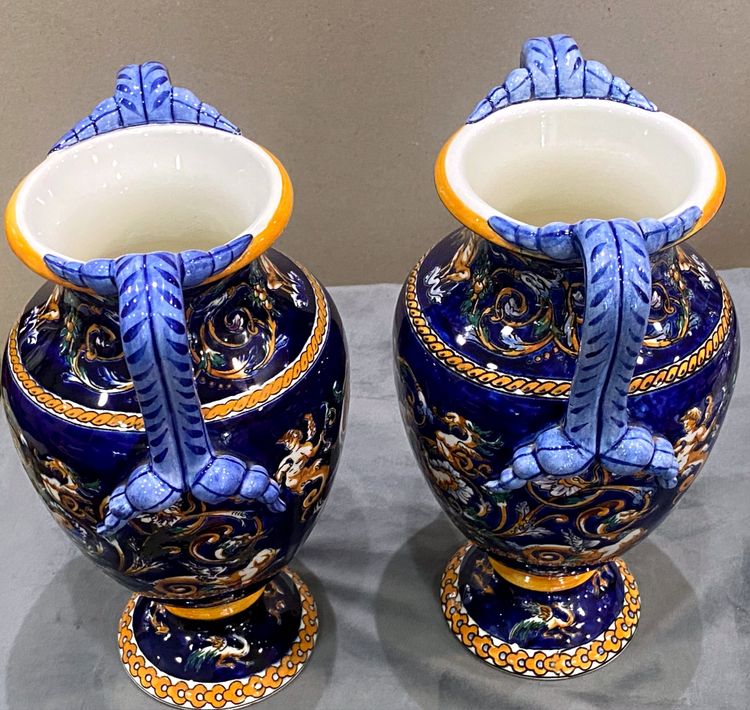 Paire de vases en porcelaine de Gien décor de la renaissance sur fond bleu cobalt  