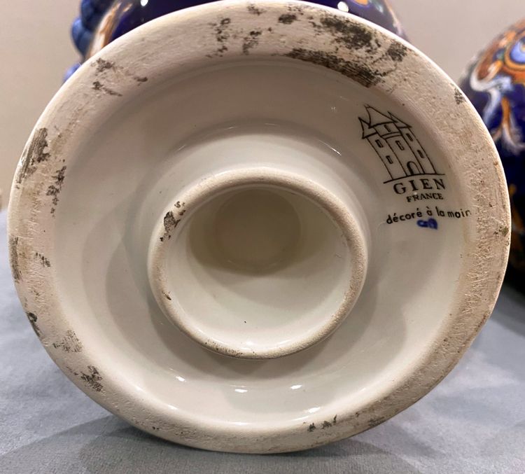Paire de vases en porcelaine de Gien décor de la renaissance sur fond bleu cobalt  