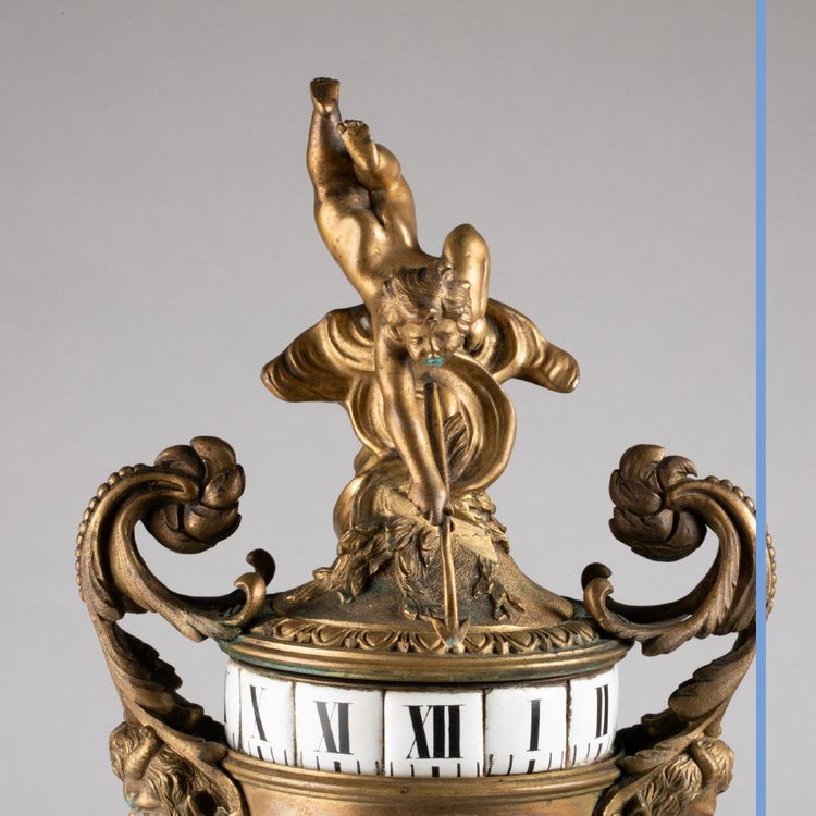 Pendule aux putti à cadran tournant émaillé blanc, XXe