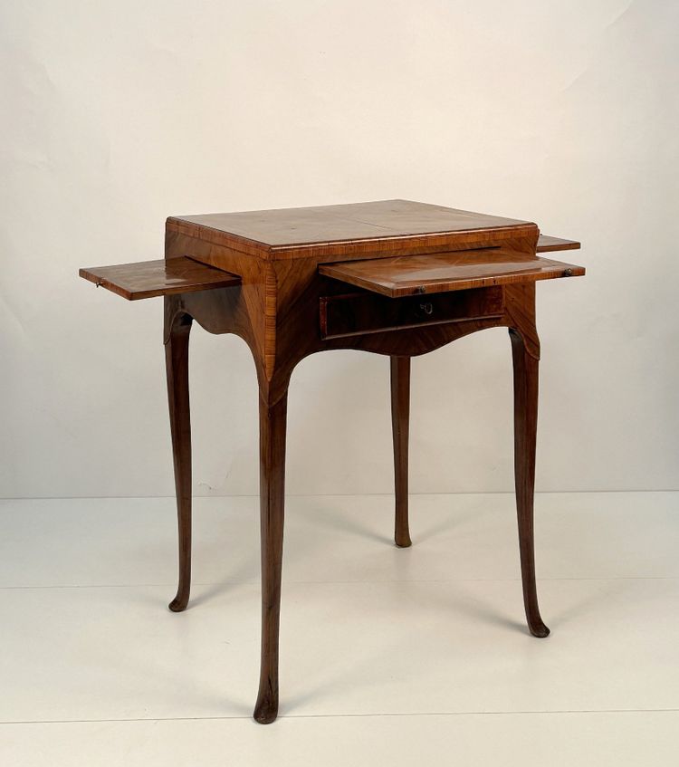 High walnut veneered desk, Veneto, second half of the 18th century