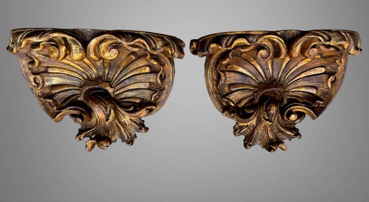 COPPIA DI GRANDI MENSOLE DA PARETE IN LEGNO DORATO E INTAGLIATO DI EPOCA LUIGI XV