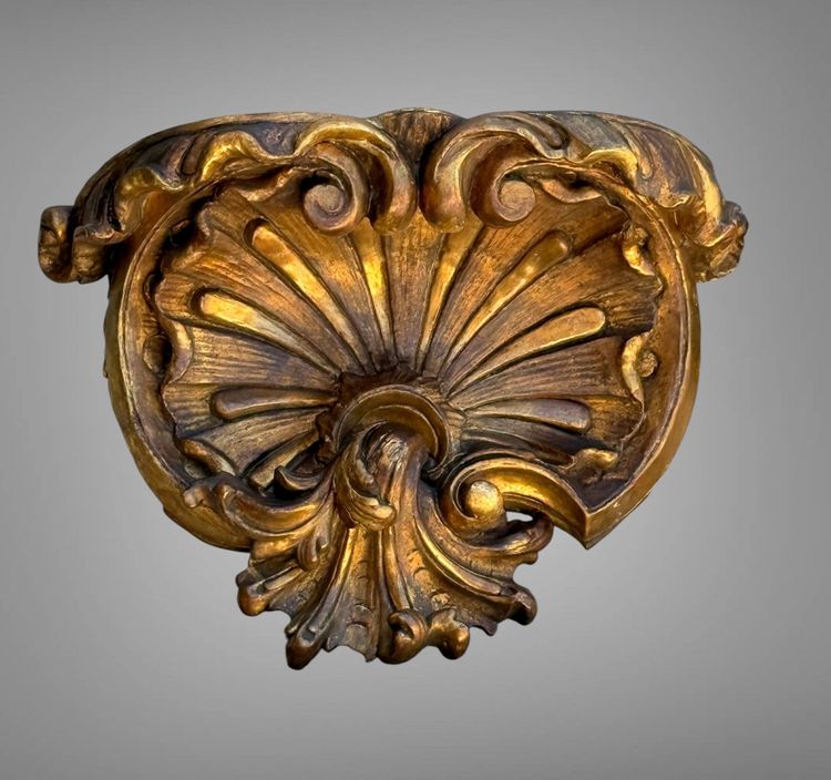 COPPIA DI GRANDI MENSOLE DA PARETE IN LEGNO DORATO E INTAGLIATO DI EPOCA LUIGI XV