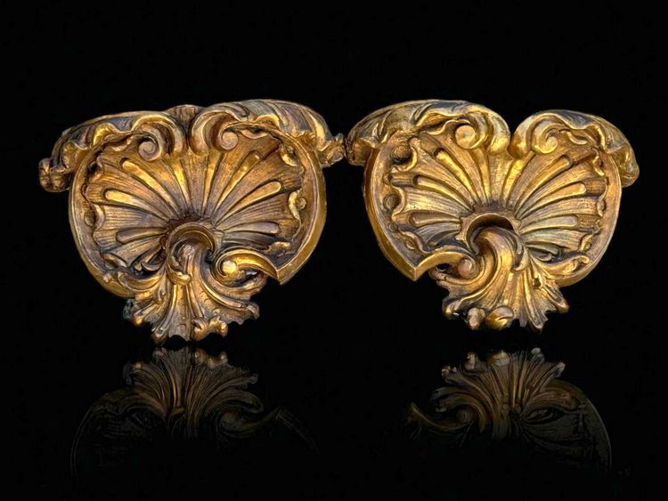 COPPIA DI GRANDI MENSOLE DA PARETE IN LEGNO DORATO E INTAGLIATO DI EPOCA LUIGI XV