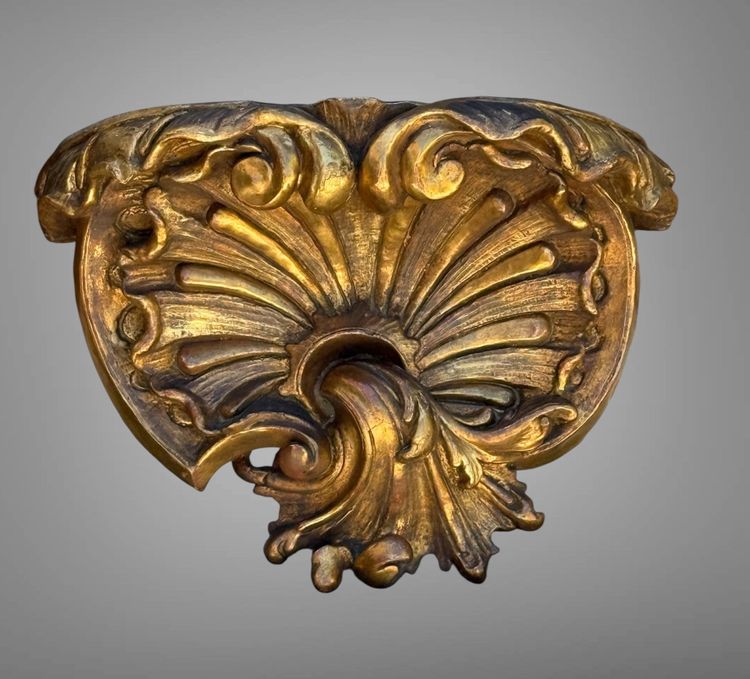 COPPIA DI GRANDI MENSOLE DA PARETE IN LEGNO DORATO E INTAGLIATO DI EPOCA LUIGI XV