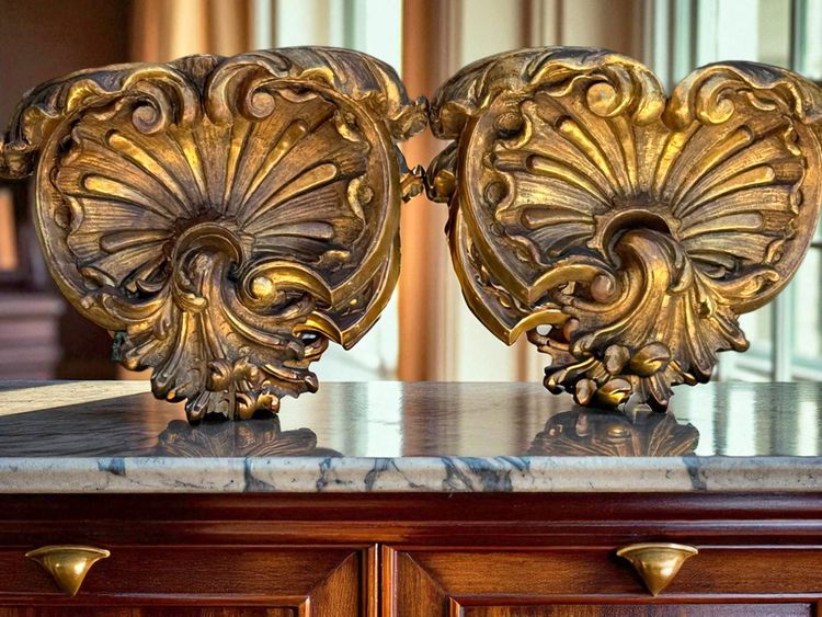 COPPIA DI GRANDI MENSOLE DA PARETE IN LEGNO DORATO E INTAGLIATO DI EPOCA LUIGI XV