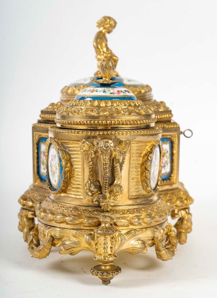 A gilt bronze box with Sévres porcelain plates, 19th century