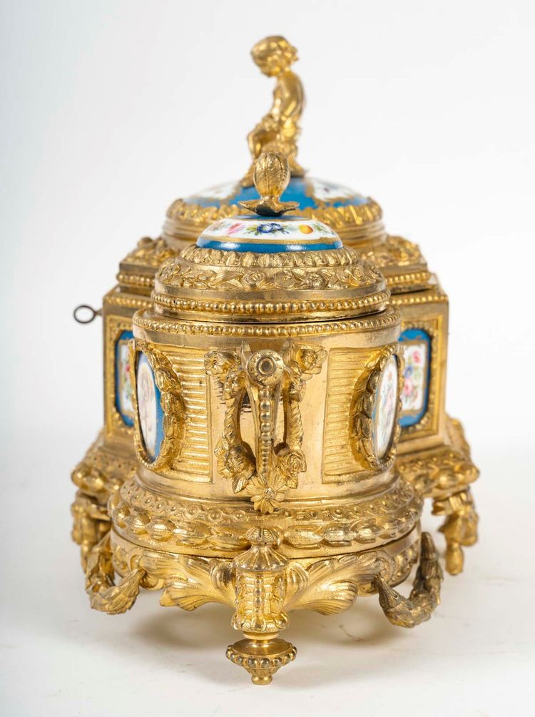 A gilt bronze box with Sévres porcelain plates, 19th century