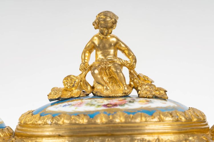 A gilt bronze box with Sévres porcelain plates, 19th century
