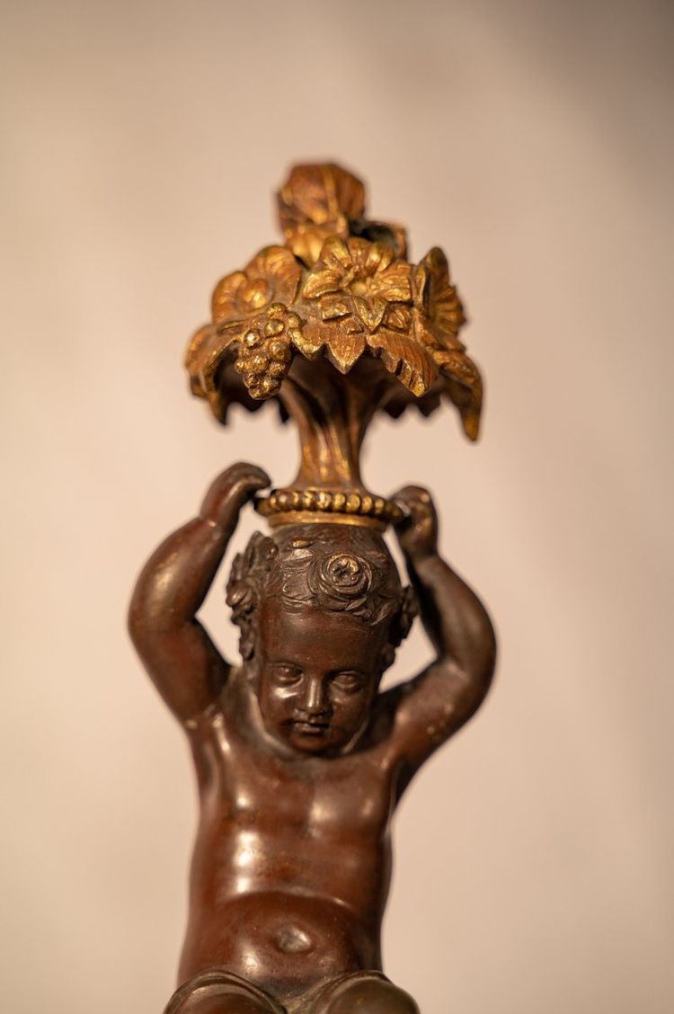 Coppia di puttini in bronzo e marmo