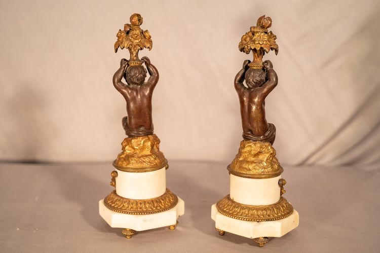 Coppia di puttini in bronzo e marmo
