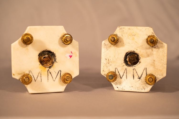 Coppia di puttini in bronzo e marmo