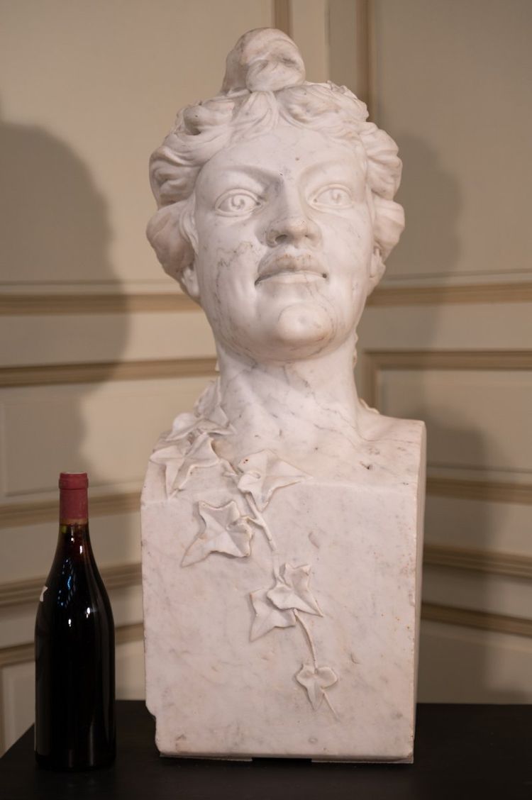 Grande busto in marmo di Carrara "La ragazza con lo chignon".