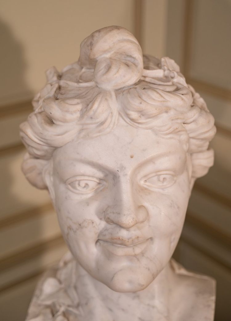 Grande busto in marmo di Carrara "La ragazza con lo chignon".