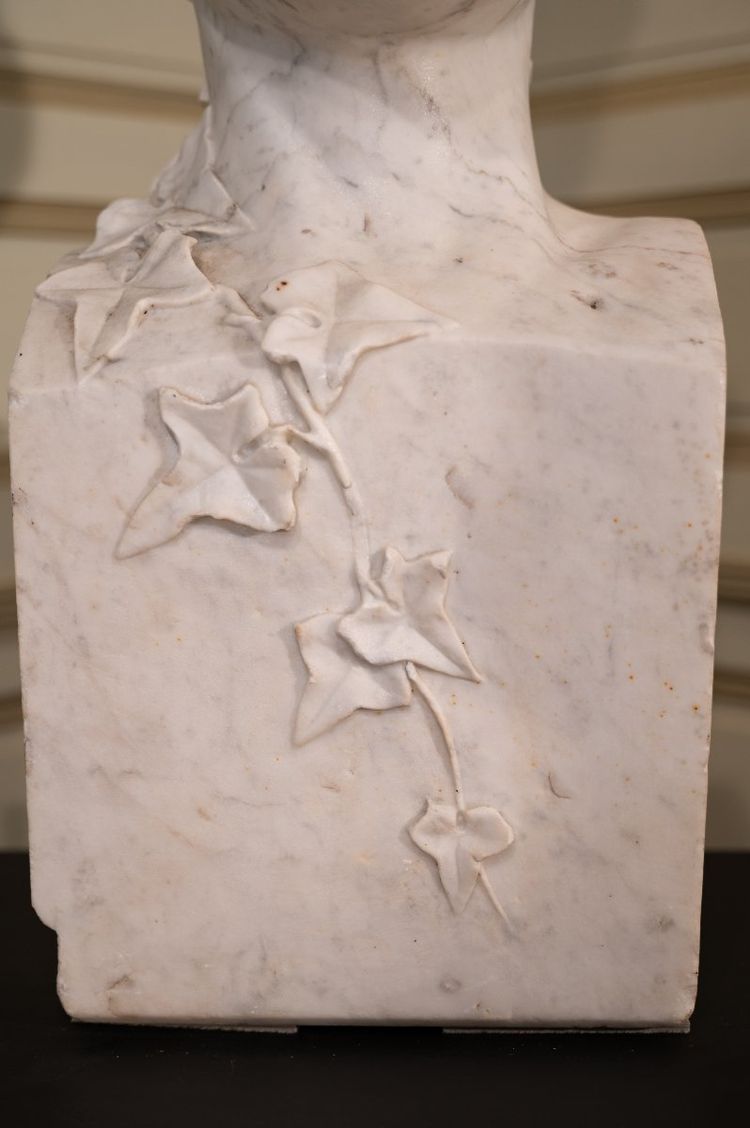 Grande busto in marmo di Carrara "La ragazza con lo chignon".