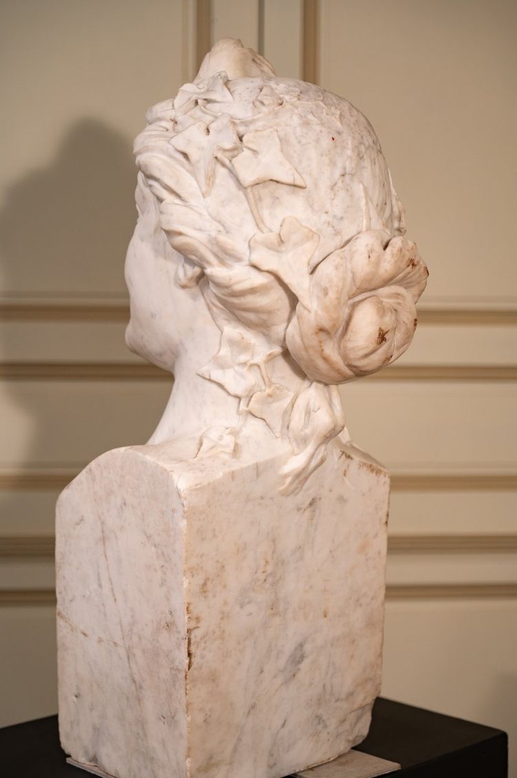 Grande busto in marmo di Carrara "La ragazza con lo chignon".